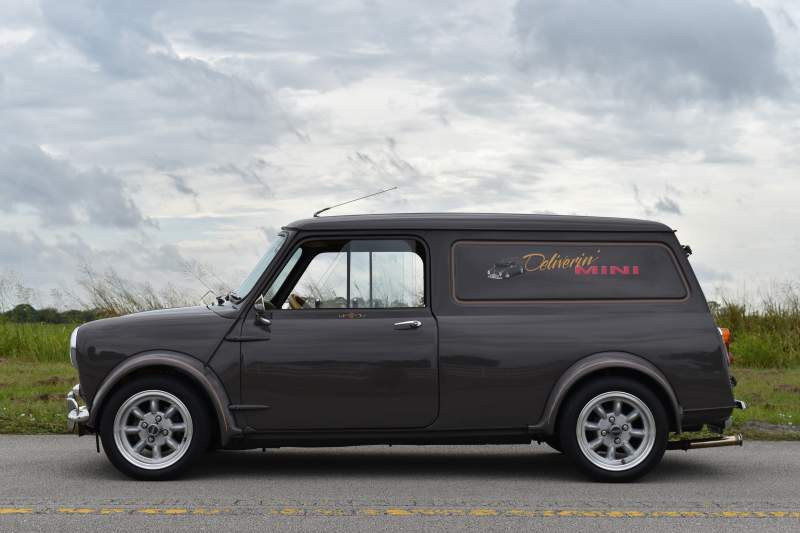 1962 Morris Mini Van Grey (79).JPG