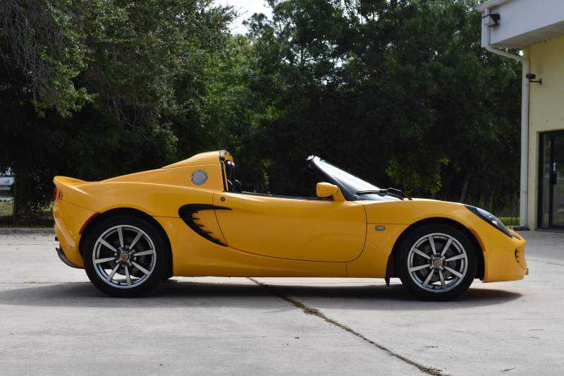 2005 Lotus Elise Yellow Saffron (1).JPG